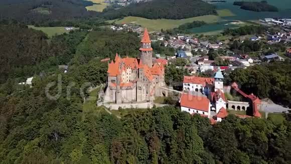 飞越捷克共和国布佐夫城堡视频的预览图