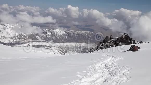 两个人在埃尔布勒斯山的斜坡上视频的预览图
