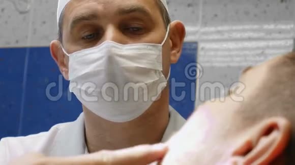 快乐的男性客户坐在牙科椅上在牙科诊所检查时向牙医微笑视频的预览图