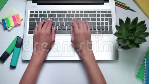 女人的手在笔记本电脑键盘上打字视频的预览图