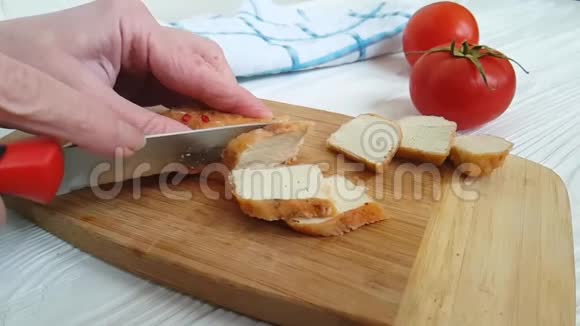 手把传统的奶酪豆腐切在木头上视频的预览图