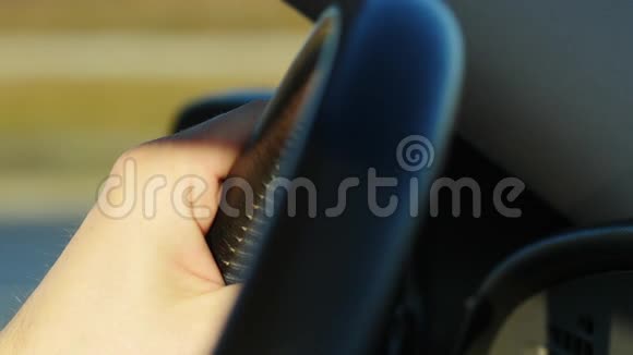 汽车司机驾驶一辆汽车并用方向盘做一些转弯视频的预览图
