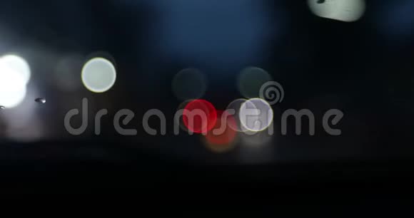 泰国曼谷夜间汽车交通灯散焦视频的预览图