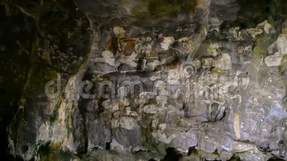 砂岩洞穴的历史绘画墙上的历史艺术聚光灯视频的预览图