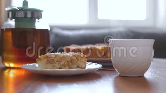 自制苹果派和热茶放在桌子上视频的预览图