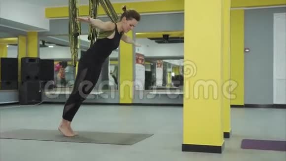 一条腿上的空中瑜伽平衡姿势借助吊床视频的预览图
