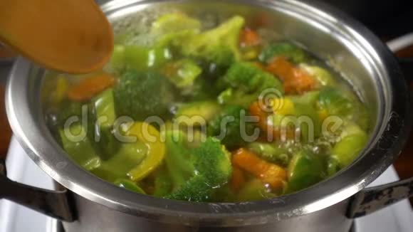 锅上放蔬菜的勺子和汤视频的预览图