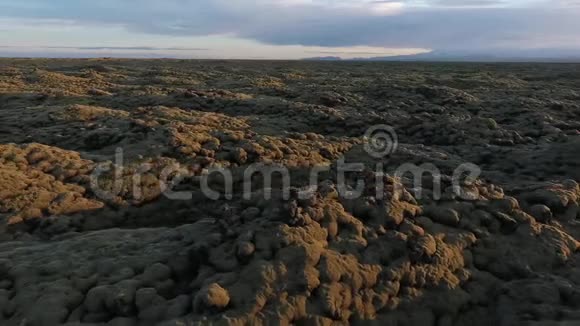 日落时冰冻火山熔岩的景色安德列夫视频的预览图