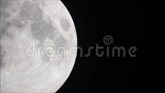 月亮在黑暗的夜空中移动着巨大的云坑视频的预览图