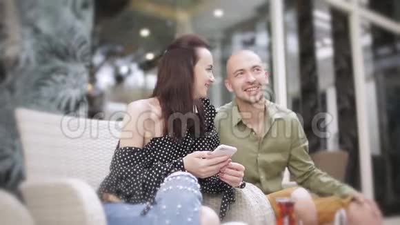 男人和女人在户外喝土耳其茶视频的预览图