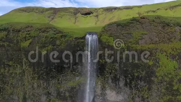 摄像机沿着瀑布的瀑布流移动安德列夫视频的预览图