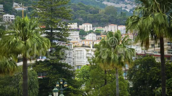 摩纳哥城市景观有许多公寓房和绿树房屋出租视频的预览图