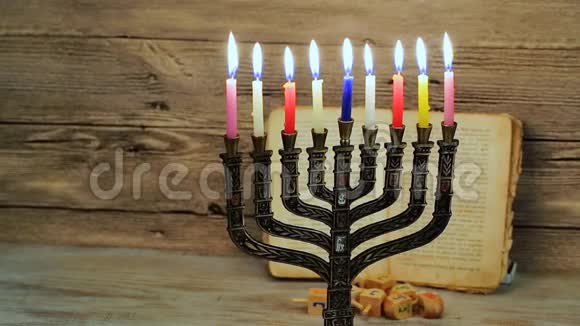 抽象复古过滤低关键形象犹太节日光明节与甘露传统烛台视频的预览图