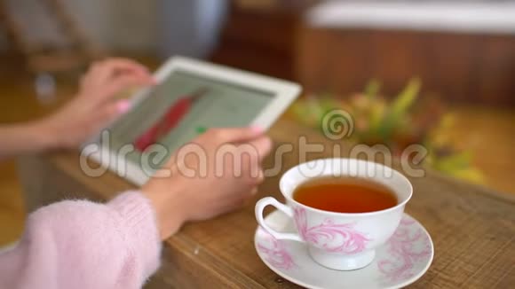 女士坐在她的办公桌与平板电脑看在线零售服装商店网站网站展示各种视频的预览图