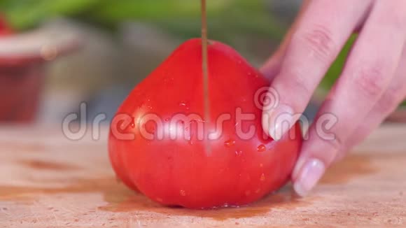 女孩把一个番茄切成两块视频的预览图