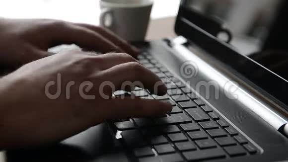 商人正在键盘上打字视频的预览图