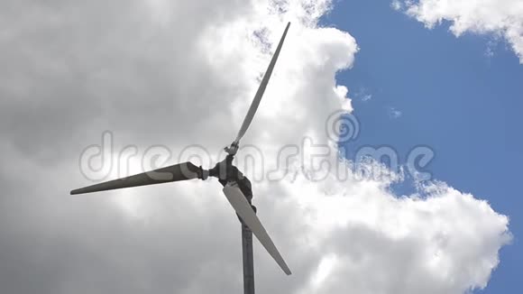 多云天空背景下风力涡轮机的旋转螺钉视频的预览图