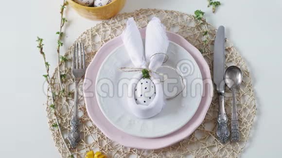 美丽的节日复活节餐桌设置与餐巾纸复活节兔子复活节假期的餐桌布置复活节餐桌视频的预览图
