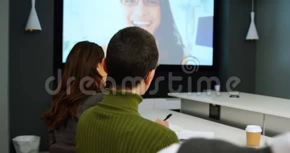 行政人员通过4k会议的视频电话进行互动视频的预览图