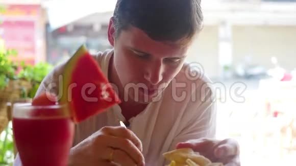 年轻人在街头咖啡馆吃午饭户外亚洲美食视频的预览图