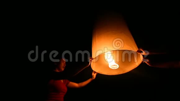 怡鹏节浮灯泰国洛依克拉通庆典视频的预览图