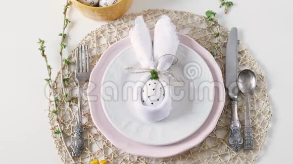 美丽的节日复活节餐桌设置与餐巾复活节兔子节日的复活节餐桌设置复活节餐桌视频的预览图