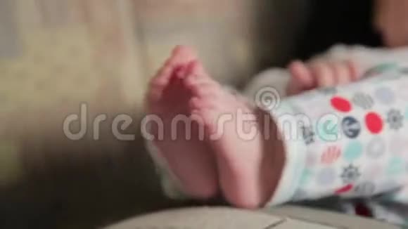 快乐的小男孩躺在爸爸腿上视频的预览图