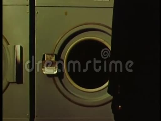 洗衣机里的人视频的预览图