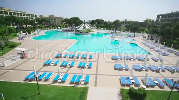 阳光明媚的一天游泳池录像美丽的热带花园景观酒店日光浴和游泳池视频的预览图