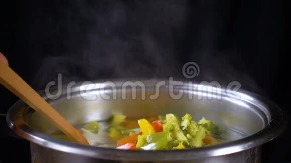 锅上放蔬菜的勺子和汤视频的预览图