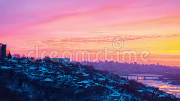 冬季乌法市全景上美丽的日出的时间推移视频的预览图