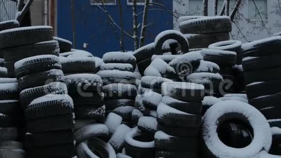满是雪的轮胎堆视频的预览图