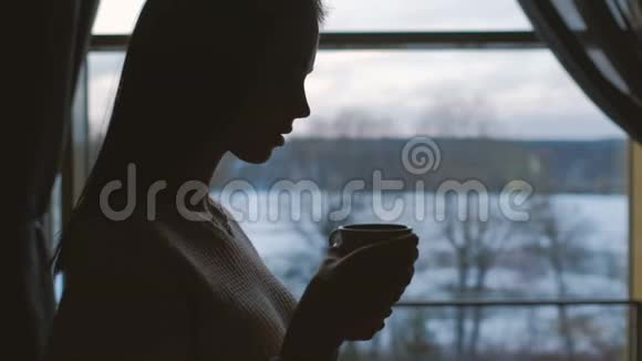 舒适放松休闲女孩喝茶视频的预览图