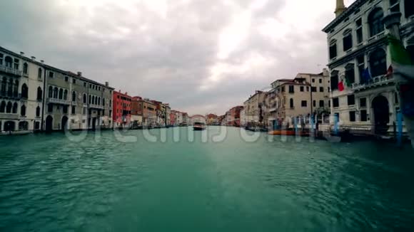 威尼斯大运河沿岸的船只交通和意大利大运河视频的预览图