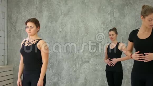 一群年轻女子在瑜伽课上做呼吸运动视频的预览图