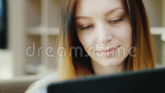 一个年轻的高加索女人在读药片日光画像视频的预览图