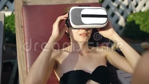 酒店游泳池里戴着虚拟现实眼镜的年轻女子视频的预览图