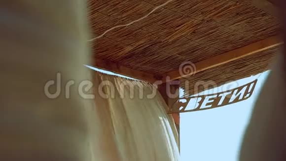 木制标牌俄罗斯式背光遮阳背景天空视频的预览图