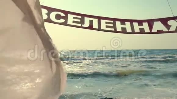 俄语中的木制标牌背景中的天空和大海视频的预览图