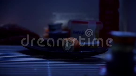 盘子上寿司卷的特写带三文鱼和奶酪的孤独寿司卷放在黑色盘子里黑色的盘子里视频的预览图