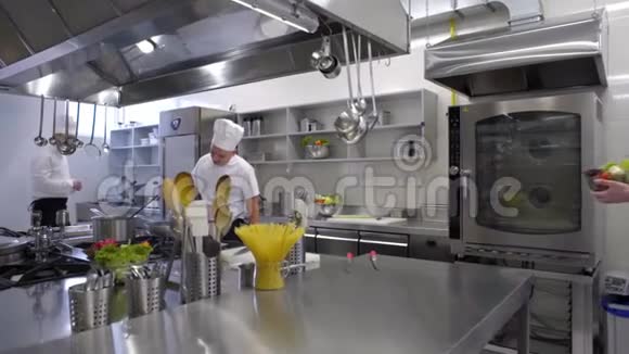 佐塞普人的厨师帮助做沙拉视频的预览图