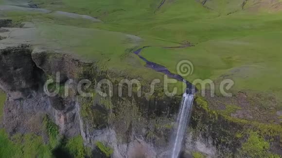 一条狭窄的河流蜿蜒穿过冰岛的山谷安德列夫视频的预览图