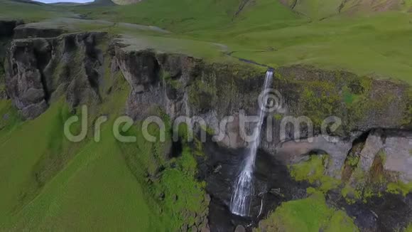 这条河从悬崖上掉下来沿着冰岛的石头流下来安德列夫视频的预览图