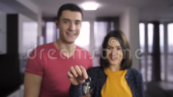 快乐的年轻人拿着新家的钥匙视频的预览图