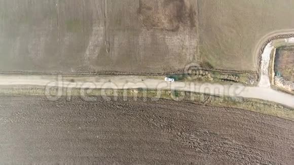 乡间小路在田野中央无人机视野视频的预览图