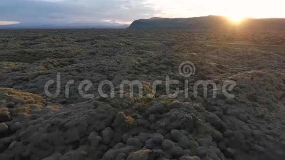 阳光照耀着冰岛的群山安德列夫视频的预览图