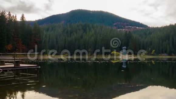 山湖秋日日落森林里有五颜六色的树木视频的预览图