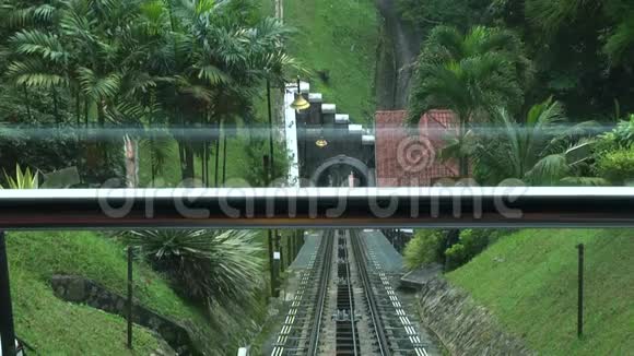 马来西亚槟城山的一条有轨电车人们使用槟城山列车轨道特写视频的预览图