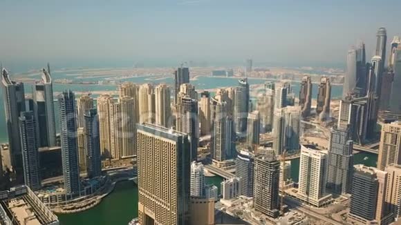 鸟瞰迪拜码头区视频的预览图