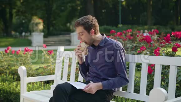 年轻人在公园吃零食读书视频的预览图
